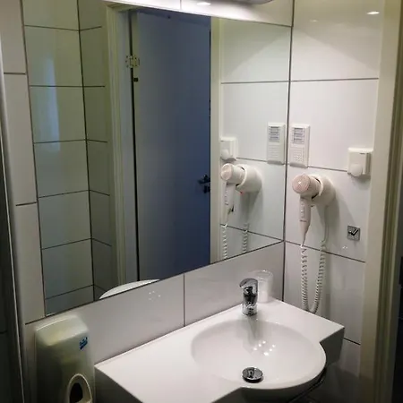 לינה וארוחת בוקר Torget Hotell 3*