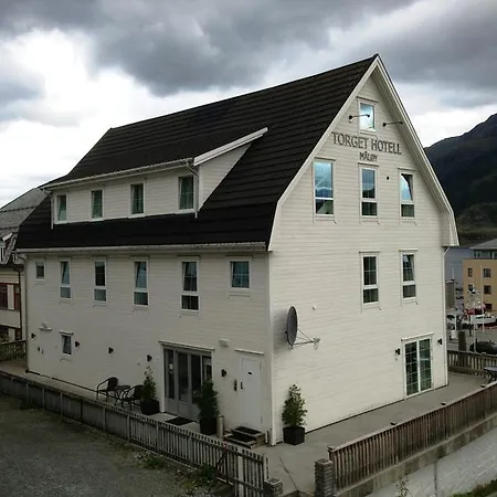 לינה וארוחת בוקר Torget Hotell 3*