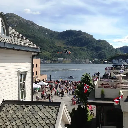 לינה וארוחת בוקר Torget Hotell מוליי